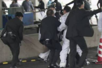 日本首相岸田文雄演讲场所传出爆炸声！岸田避难，1男子被制服