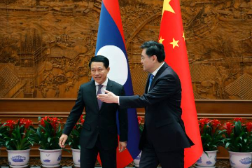 中国外长秦刚同老挝副总理兼外长沙伦赛会谈