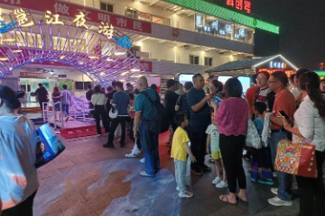 三月春风起，邕江“潮”歌圩——三月三假期游客打卡“邕江夜游”