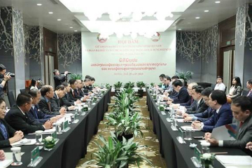 越南与老挝加强两国阵线组织之间的经验分享