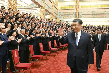 习近平会见第十届世界华侨华人社团联谊大会代表，柬埔寨中国港澳侨商总会会长应邀参加大会