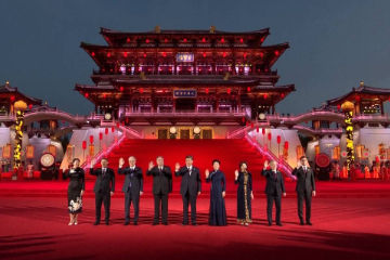 习近平主席夫妇举行仪式欢迎中亚五国领导人和夫人