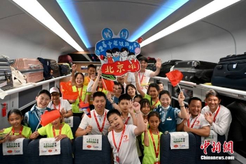 老挝学生乘高铁看中国：“比想象的要近、要多彩”