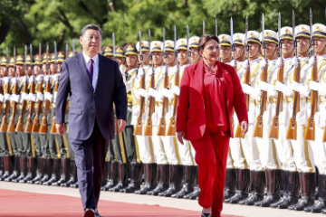 中国国家主席习近平举行仪式欢迎洪都拉斯总统访华并与卡斯特罗举行会谈