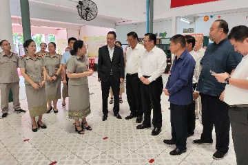 中国侨联副主席程学源在柬埔寨和老挝走进侨社，慰问侨胞