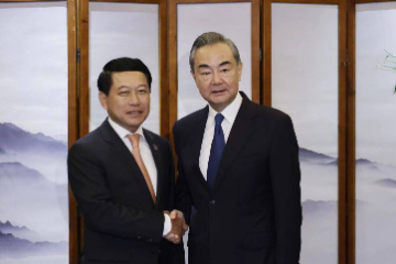 王毅会见老挝副总理兼外长沙伦赛