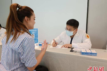 中国援柬中医医疗队走进金边社区开展首次义诊