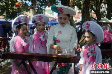 中越边民载歌载舞共庆京族传统“哈节”感受非遗魅力