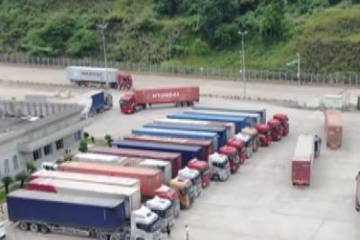 China's road logistics price index edges down in June