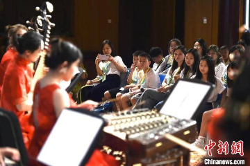海外华裔青少年在民乐、诗词和书画中品味中华文化之美