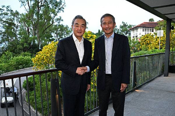 王毅会见新加坡外长维文