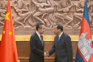 王毅会见柬埔寨副首相兼外交大臣布拉索昆