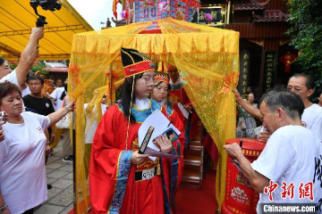 海内外青少年“做十六岁”体验闽南成年礼