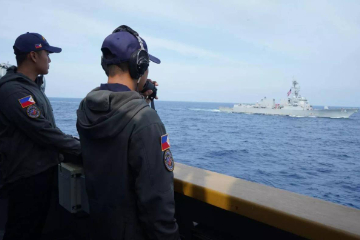 美国和菲律宾军舰在南海联合航行