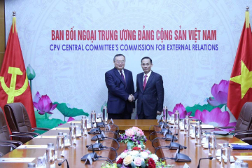 中共中央对外联络部部长同越共中央对外部部长举行会晤