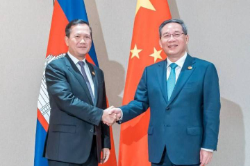Cambodian, Chinese PMs Hold Bilateral Meeting