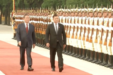 中国总理李强举行仪式欢迎柬埔寨首相洪玛奈访华