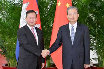 中国全国人大常委会委员长赵乐际会见柬埔寨首相洪玛奈 