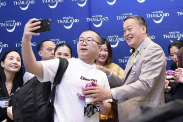 泰国首相到机场迎接首批免签中国游客