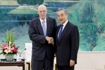 中国外长王毅会见美国前财政部长鲍尔森  