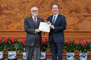 洪都拉斯首任驻华大使蒙卡达递交国书副本