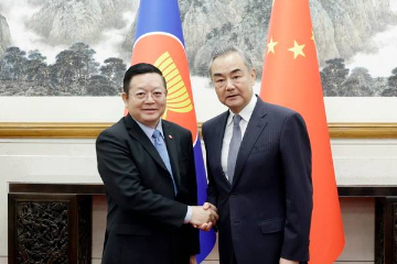 中国外长王毅会见东盟秘书长高金洪