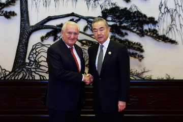 中国外长会见法国总统特别代表、前总理拉法兰  