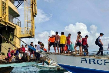 菲律宾一客船搁浅 287人尽数获救