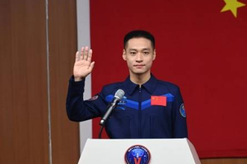 坦克、战斗机、飞船，航天员江新林的“三连跳”人生