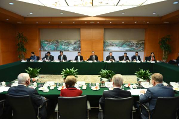 中国外长王毅同美国工商界等代表座谈