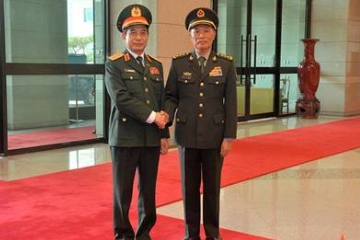 中国中央军委副主席何卫东同越南国防部长举行会谈
