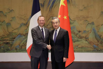 中国外长王毅同法国总统外事顾问博纳举行中法战略对话