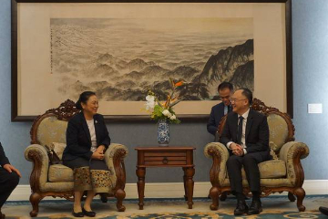 中国外交部部长助理农融会见老挝驻华大使坎葆