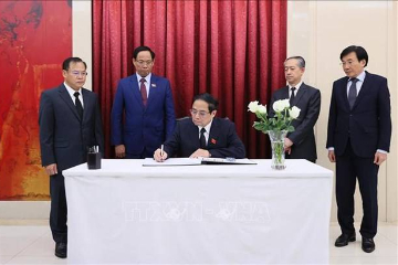 越南党和国家领导人赴中国驻越大使馆吊唁中国原总理李克强逝世