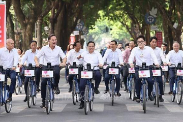 越南总理范明政与荷兰首相马克·吕特秋日骑行漫游河内