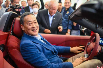 泰国总理赛塔考察中资控股企业 试乘电动跑车