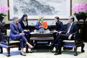 中国外长王毅会见澳大利亚外长黄英贤