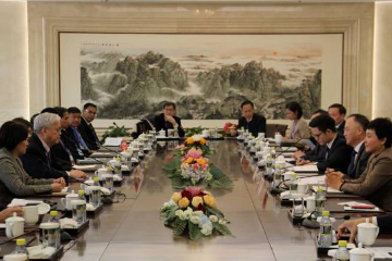 中国外交部部长助理农融同新加坡常秘访华团座谈交流
