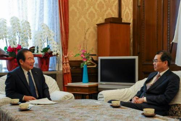 中国驻日本大使吴江浩拜会日新任众议院议长额贺福志郎