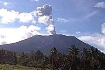 印度尼西亚伊布火山喷发