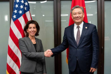 中国商务部部长王文涛与美国商务部长雷蒙多举行会谈