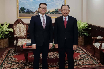 中国驻老挝使馆临时代办会见老挝外交部副部长通潘
