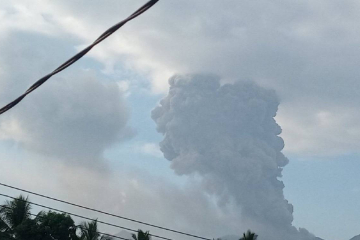印尼杜科诺火山喷发 火山灰柱高度达2600米