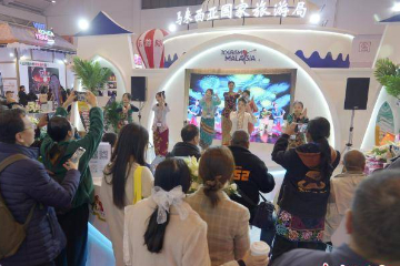 马来西亚馆亮相中国旅交会 “马来文化之旅”吸引市民围观