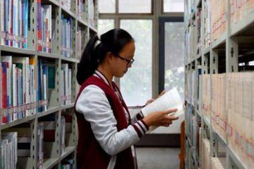 印尼留学生洪婉晴：中国高铁给我们带来很多便利