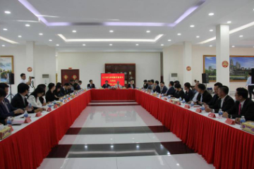中国驻柬埔寨大使王文天同柬埔寨华裔青年座谈交流