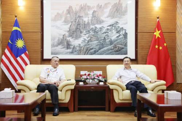 中国驻槟城总领事周游斌会见马来西亚华人公会副总会长一行
