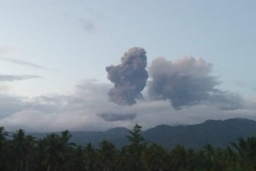 印尼杜科诺火山再喷发 火山灰柱达2090米