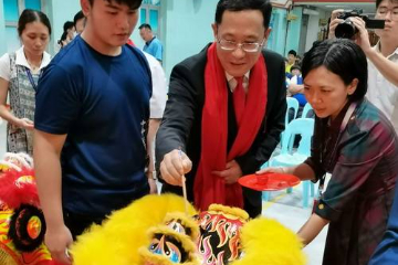 中国驻古晋总领事邢伟平出席古晋中华中学醒狮团点睛仪式