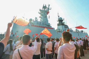 中国海军第44批护航编队抵达缅甸进行友好访问